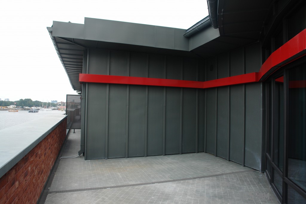 Dzīvojamo ēku ansambļa „Ģipša Fabrika” „Sarkanās” mājas vēdināmas cinka fasādes izbūve Adrese: Balasta dambis 72, Rīga Pasūtītājs: SIA „RBSSKALS Būvvadība” Objekta realizācijas gads: 2013 